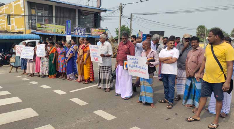 கிளிநொச்சியில் வீதியை மறித்து மக்கள் போராட்டம்!