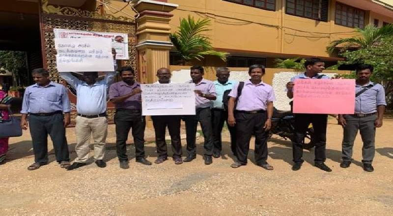 யாழில் ஆசிரியர்கள் உரிமைப் போராட்டம்!