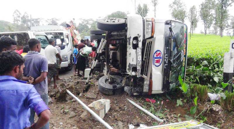 சற்று முன்னர் இடம்பெற்ற பாரிய விபத்து -  பௌத்த பிக்கு உட்பட 12 பேர் காயம்!