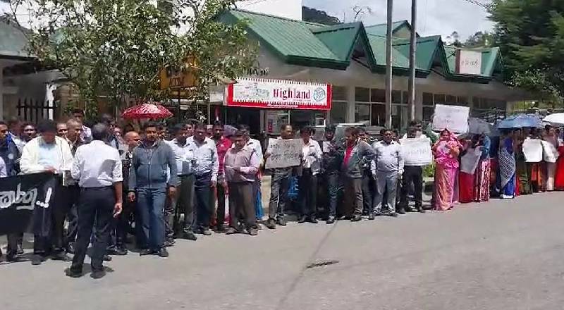 நுவரெலியாவில் அரச உத்தியோகத்தர்கள் போராட்டம்!