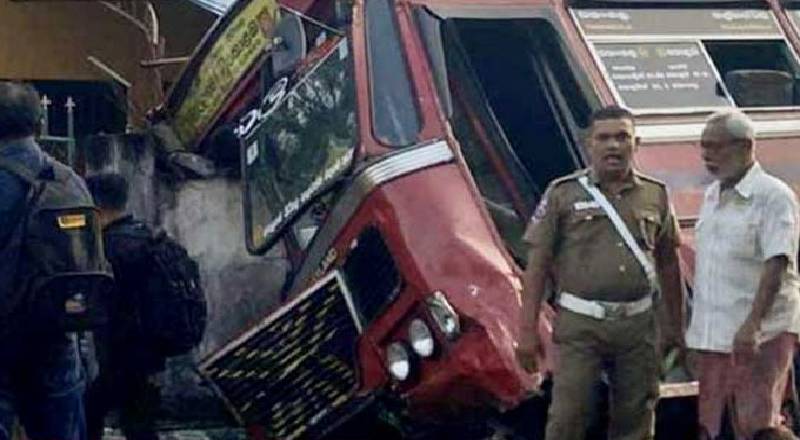 பேருந்து முச்சக்கர வண்டி மோதி பாரிய விபத்து - 13 பேர் வைத்தியசாலையில்!