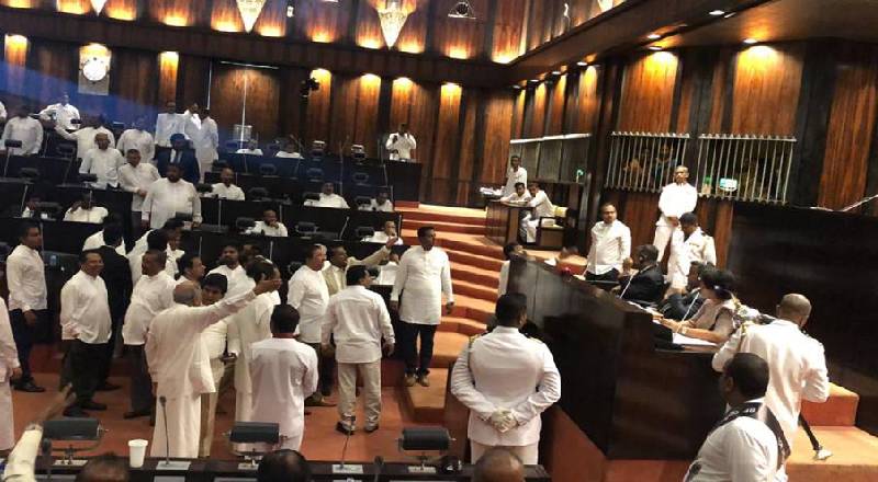 சபையில் அநாகரீகமாக பேசிய இராஜாங்க அமைச்சர் - ஆளும் எதிரணியிடையே பெரும் குழப்பம்!