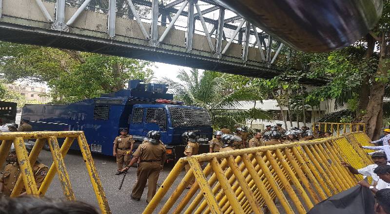 மக்கள் போராட்டம் தொடர்பில் அச்சம் -  மூடப்பட்டன வீதிகள்!