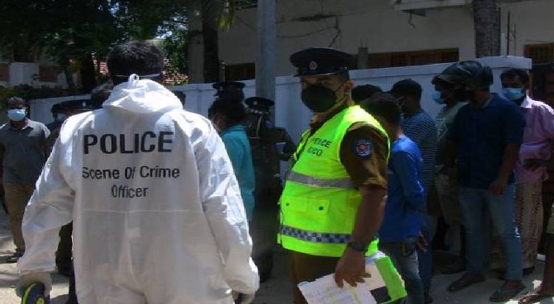 கல்வி அலுவலகத்திலிருந்து மீட்கப்பட்ட சடலம்!