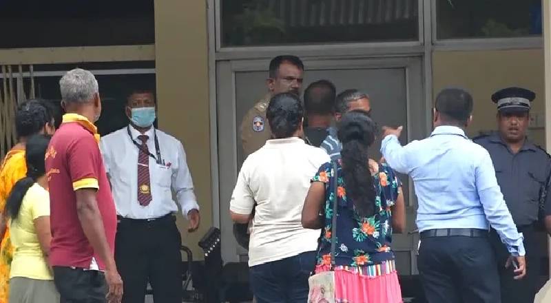 சுவர் இடிந்து விழுந்து மாணவன் பலி - பிரதேசவாசிகளின் தாக்குதலுக்குள்ளான அதிபர்!