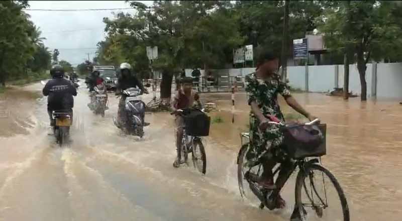 முல்லைத்தீவில் பாடசாலை, வர்த்தக நிலையங்களுக்குள் புகுந்த வெள்ளம்!  எடுக்கப்பட்ட நடவடிக்கை