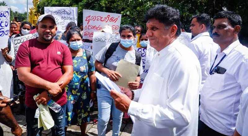 பாராளுமன்றத்திற்கு முன் பட்டதாரிகள்  ஆர்ப்பாட்டம்: சஜித் சந்திப்பு