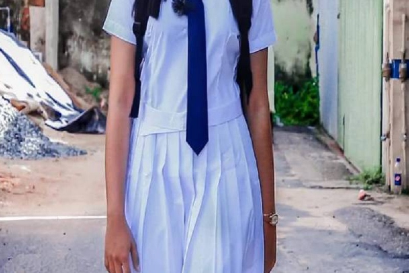 விஷம் அருந்தி விட்டு பாடசாலைக்கு சென்ற மாணவி!