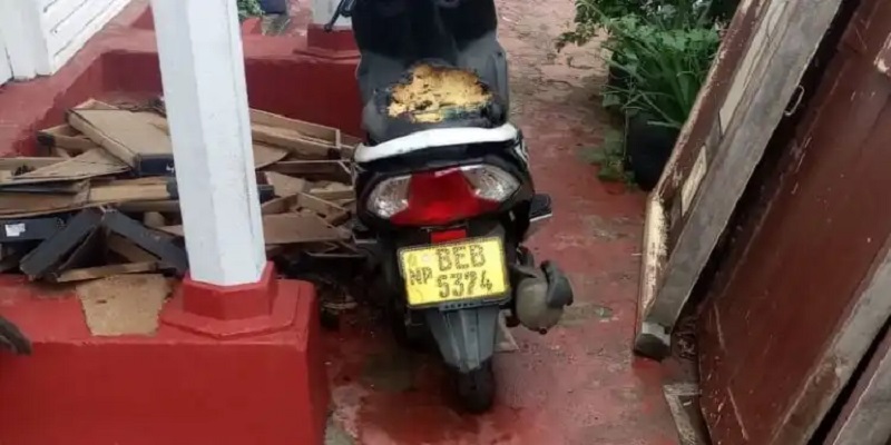 யாழில் வீடொன்றின் மீது பெற்றோல் குண்டுத்தாக்குதல்!