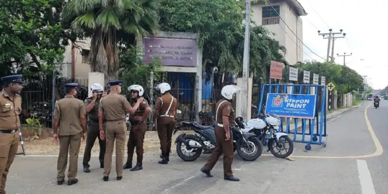 சித்தன்கேணி இளைஞனின் உயிரிழப்பு தொடர்பான விசாரணை - நீதிமன்றில் பொலிஸார் குவிப்பு!