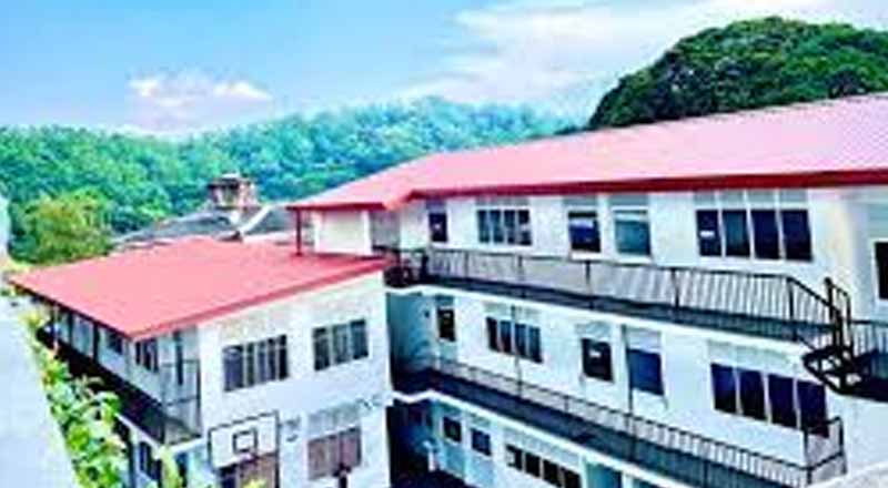 மாணவர்களுக்கு காகிதத்தை ஊட்டிய அதிபர் தொடர்ந்தும் பணியில்!