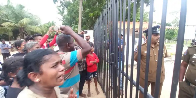 சிறுவனின் உயிரிழப்பிற்கு நீதிகோரி பிரேதப் பெட்டியுடன் போராட்டம்!