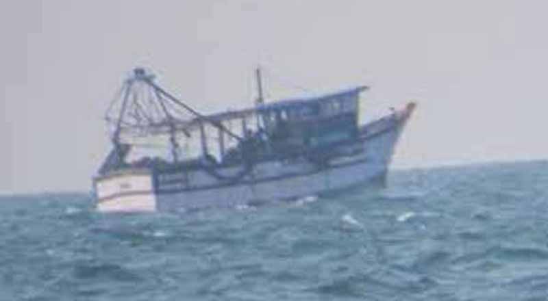 நெடுந்தீவில் 14 இந்திய  மீனவர்கள் கைது!