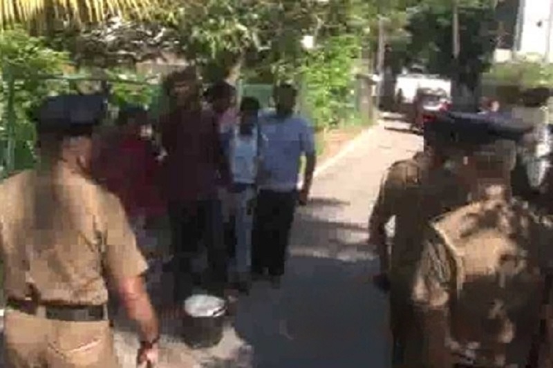 புண்ணாக்குடன் பொதுஜன பெரமுன அலுவலகத்திற்கு முன்னால் போராட்டம்!