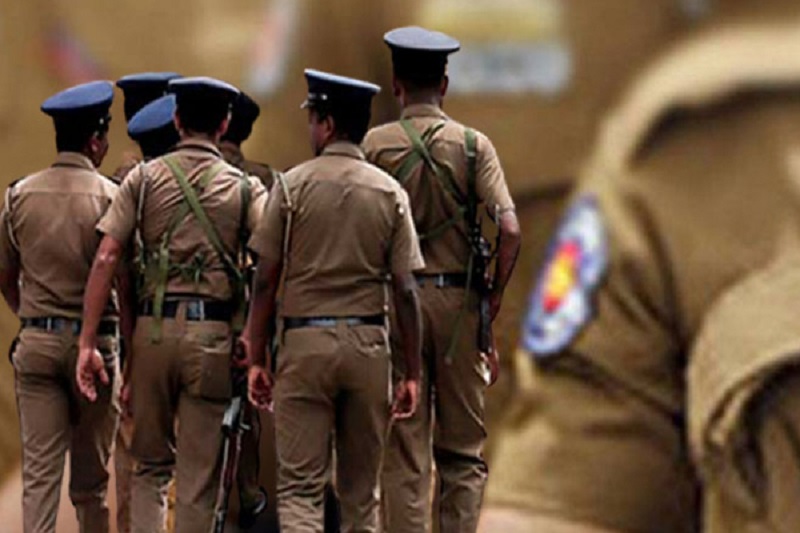 நடு வீதியில் வைத்து தாக்கப்பட்ட பொலிஸ் உத்தியோகத்தர்!