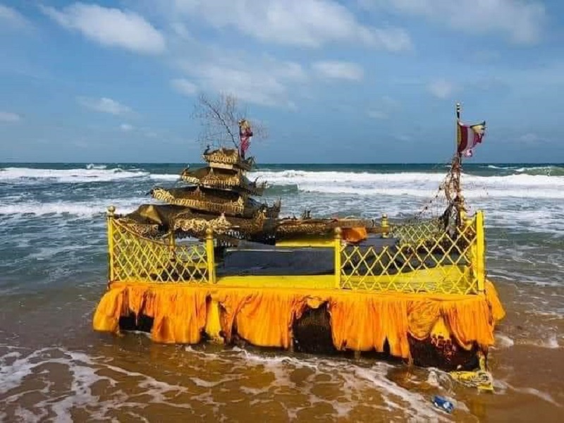 யாழ் கடற்கரையில் மர்மமான முறையில் கரையொதுங்கிய தெப்பம்!