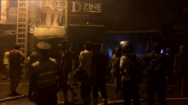 யாழ்.நகரில் ஏற்பட்ட பதற்றம் - பற்றியெரிந்த கடைகள்!