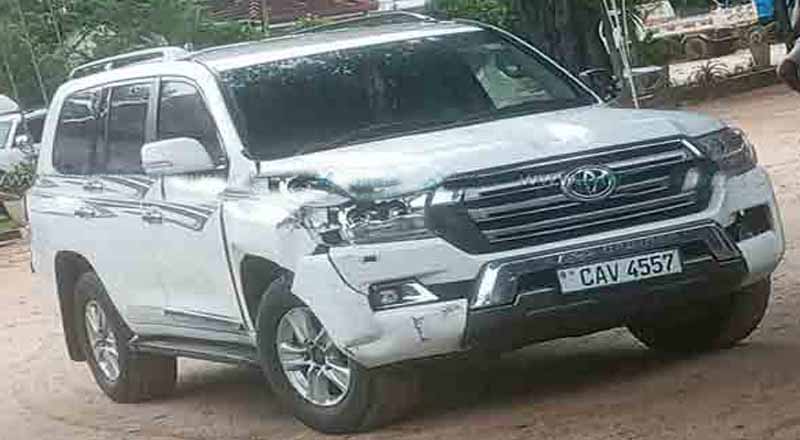 அமைச்சர் ஒருவரின் வாகனத்தின் மீது தாக்குதல்!