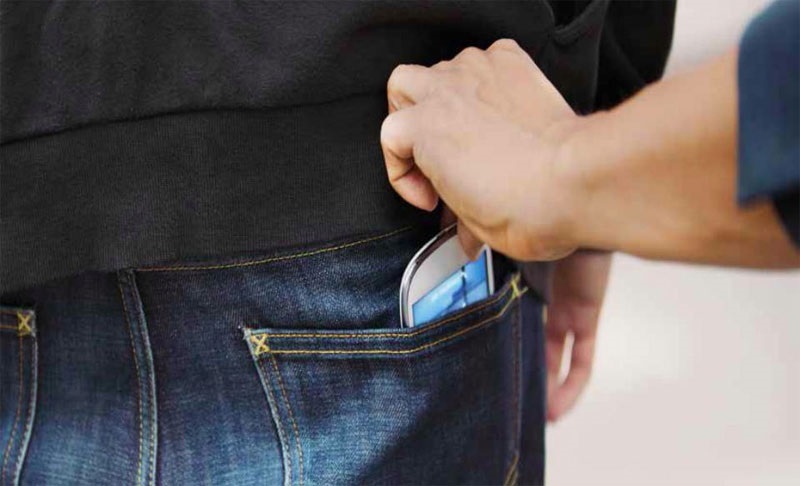 தொலைபேசிக்குள் கஞ்சா - காதலர்கள் கைது!