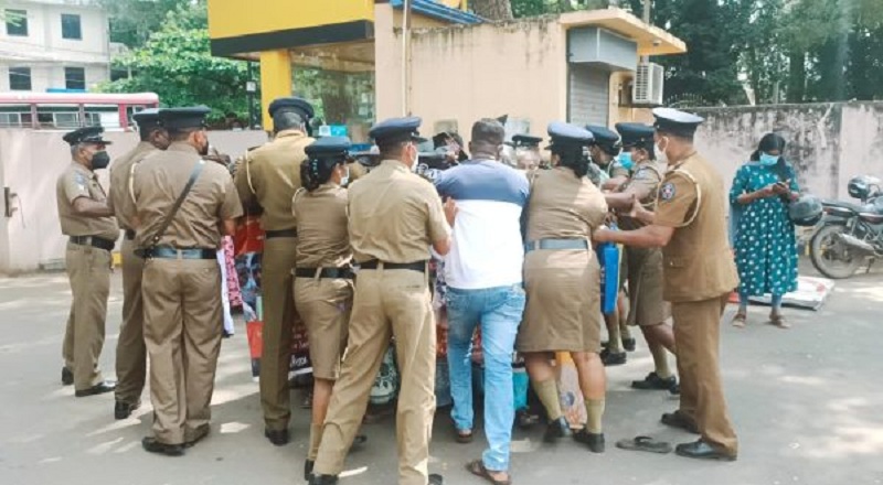 வவுனியா மாவட்ட செயலகத்திற்கு முன் போராட்டம் நடத்திய சிங்களவர்கள்