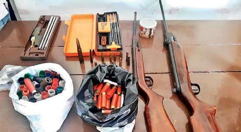 உள்நாட்டு தயாரிப்பு துப்பாக்கிகளுடன் மூவர் கைது