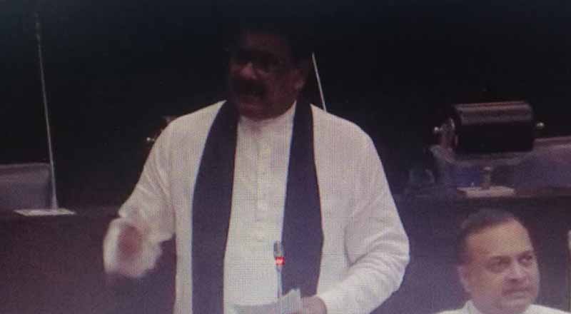 பாராளுமன்றத்திற்கு கறுப்பு சால்வையுடன் வந்து  மீனவர்களின்  அவலத்தை கூறிய உறுப்பினர்!