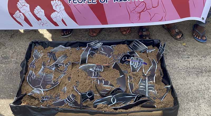 யாழ்ப்பாணத்தில் வீதியில் காட்சிப்படுத்தப்பட்ட  தமிழ் மக்களின் அவலங்களின் காட்சிகள்!