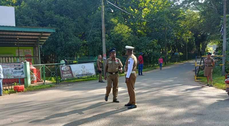 வவுனியாவில்  வீதிகள் முடக்கப்பட்டு பலத்த பாதுகாப்பு!