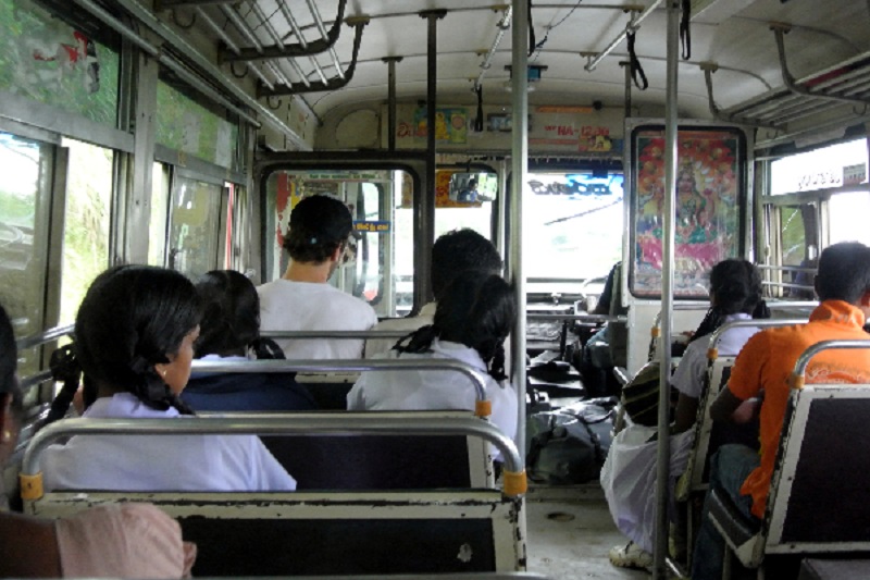 தொலைபேசி என நினைத்து அரச பேருந்து சேவையின் பற்று சீட்டு இயந்திரத்தை திருடிய வயோதிப பெண்!