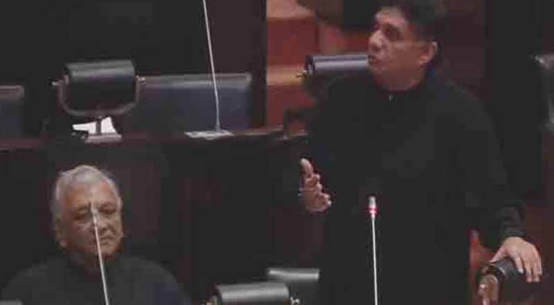 கறுப்பு ஆடையுடன் பாராளுமன்றத்திற்கு வந்த உறுப்பினர்கள்!