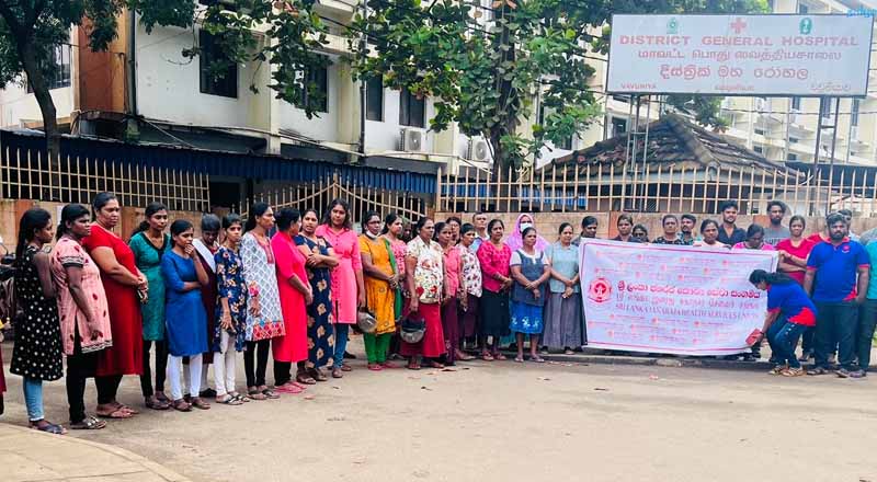 வவுனியா மாவட்ட பொது வைத்தியசாலையில் போராட்டத்தில் குதித்த ஊழியர்கள்!