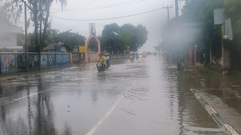 மீண்டும் மழையுடன் கூடிய காலநிலை! பொதுமக்கள் சிரமம்-வெள்ளம் தேங்கி காணப்படும் வீதிகள்