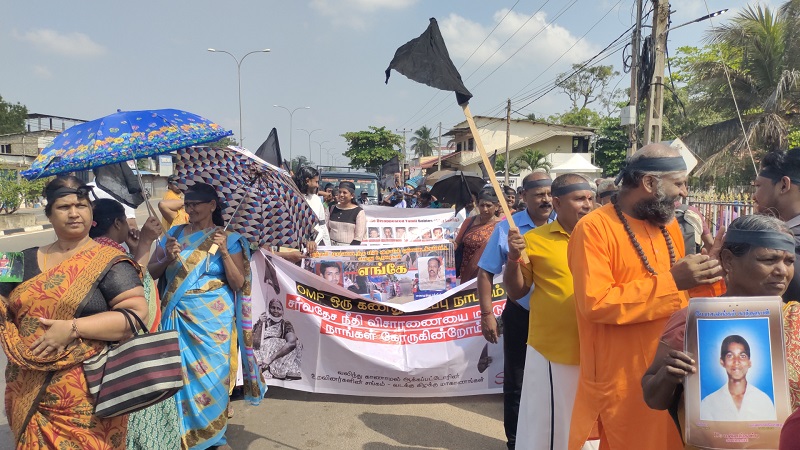 7 ஆண்டுகள் கடந்த நிலையில் நீதி கோரி கிளிநொச்சி வலிந்து காணாமல் ஆக்கப்பட்டோரின் உறவுகள் போராட்டம்!