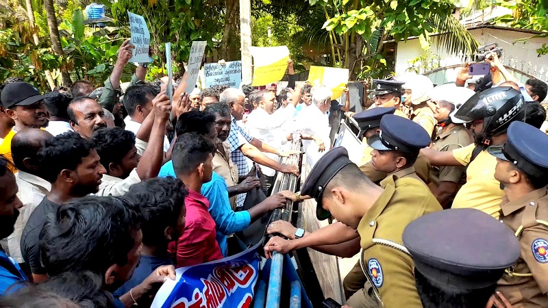 இந்திய மீனவர்களை தடுக்காவிடின் அசம்பாவிதங்கள் இடம்பெறுவதையும் தடுக்க முடியாது: மீனவர்கள் எச்சரிக்கை