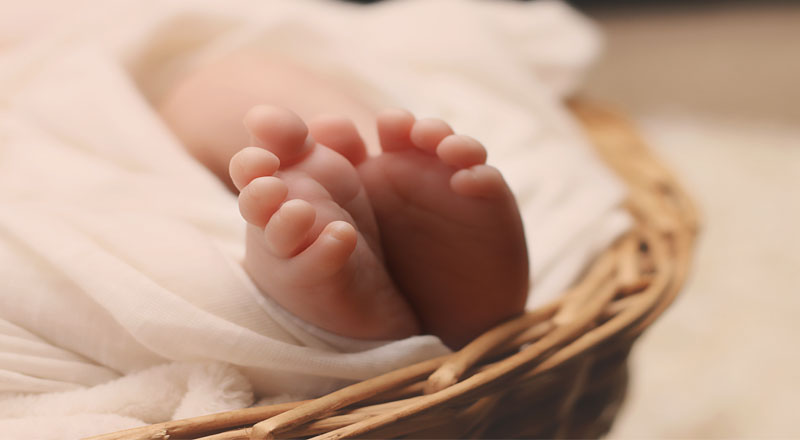 சிசுவை குழி தோண்டி புதைத்த தாய் தலைமறைவாகிருந்த  நிலையில் கைது