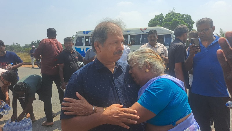 கிளிநொச்சியில் சட்டத்தரணி புகழேந்தியிடம் கதறியழும் முருகனின் தாயார் மற்றும் சகோதரி!