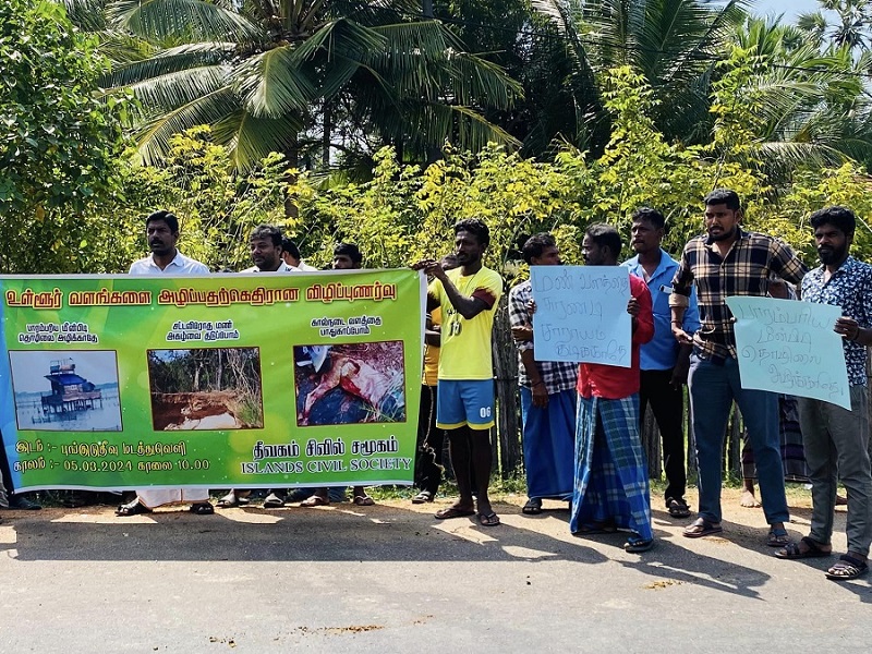 மண் வளத்தை சுரண்டி சாராயம் குடிக்காதே: மீன்பிடி அமைச்சுக்கு எதிராக போராட்டம்