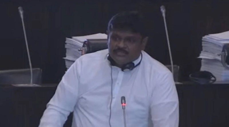 பொசன் தின நிகழ்வை பகலில் நடத்துமாறு பொலிஸாரினால் கூற முடியுமா? சபையில் கேள்வி