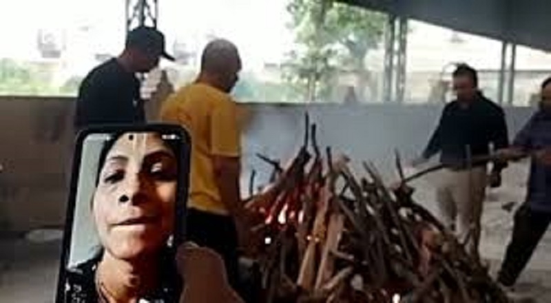 தந்தையின் இறுதிக்கிரியை: காணொளி அழைப்பு மூலம் அஞ்சலி!