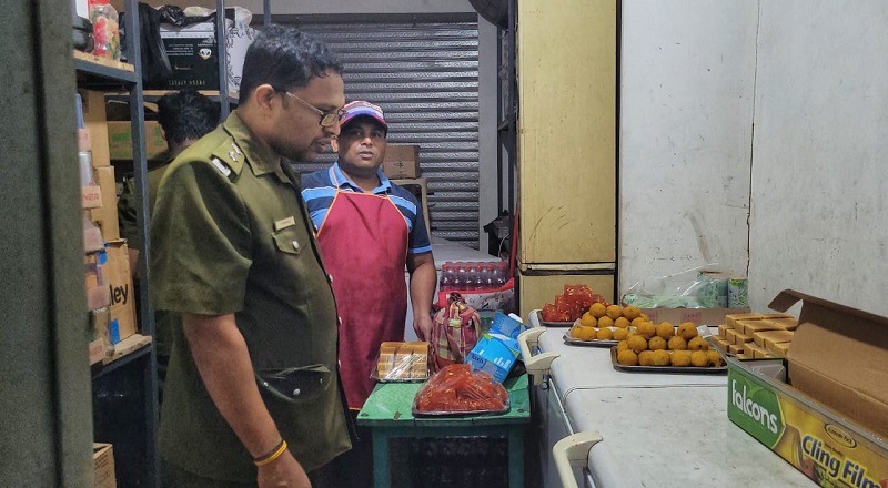 புத்தாண்டை முன்னிட்டு வவுனியாவில் சுகாதார பரிசோதகர்கள் திடீர் சோதனை