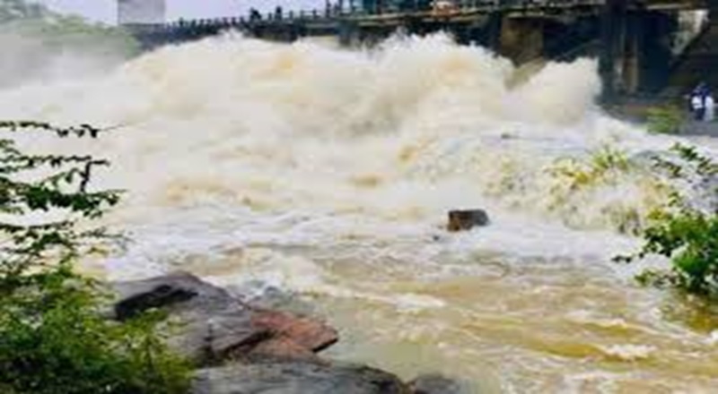 மகாவலி கங்கையில் மூவர் நீரில் அடித்துச் செல்லப்பட்டு மாயம்!