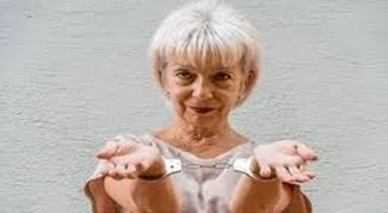 60 ஆண்டு காலக் காதல் 86 வயதில் கைவிலங்கு: அமெரிக்காவில் பிரான்ஸ் மூதாட்டிக்கு நேர்ந்த கதி!