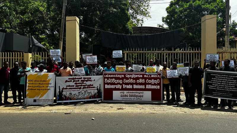 யாழ் வந்த ஜனாதிபதிக்கு எதிராக போராட்டம் நடாத்திய  பல்கலைக்கழக ஊழியர்கள்!