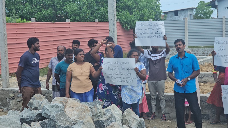 இரண்டு கிராமங்களை பிரிக்கும் கட்டிடம்: போராட்டத்தில் குதித்த மக்கள்