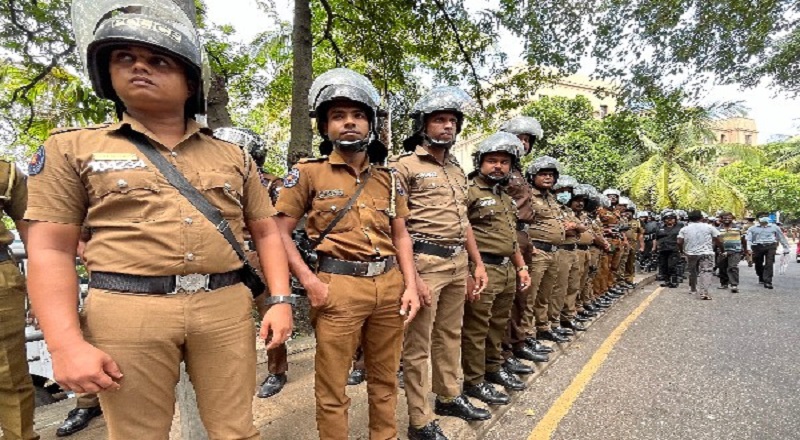 அரச ஆயுர்வேத வைத்திய அதிகாரிகளுக்கான வெற்றிடங்களை நிரப்ப கோரி ஆர்ப்பாட்டம் - குவிக்கப்பட்ட பொலிஸார், இராணுவத்தினர்