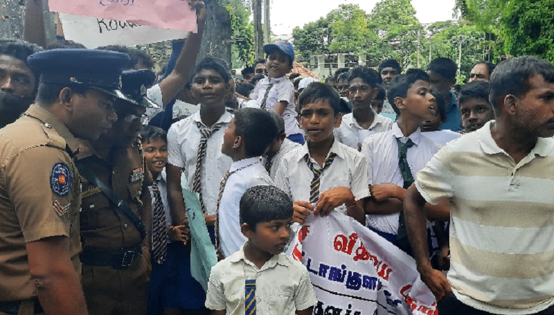 வீதி இல்லாத பாதைக்கு ஏன் வரிப் பணம்: புனரமைத்துத் தருமாறு கோரி மாணவர்கள் போராட்டம்