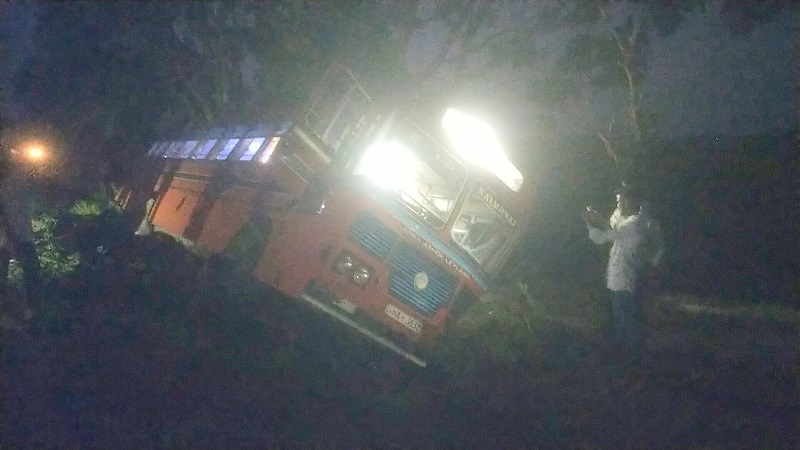 வாய்க்காலில் பாய்ந்தது இ.போ.ச.பேருந்து! இருவருக்கு நடந்த விபரீதம்