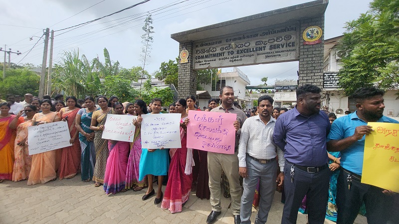 வவுனியா பிரதேச செயலக உத்தியோகத்தர்கள் ஆர்ப்பாட்டம்