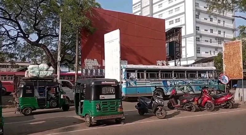 யாழில்  வெளி மாவட்ட சேவையில் ஈடுபடும் தனியார் பேருந்துகளால் சிக்கல் -  மக்கள் விசனம் !