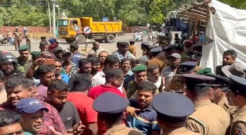 நடைபாதை கடைகள் அகற்றம் : போலீஸ் இராணுவம் குவிப்பு - வவுனியாவில் பதற்றம்